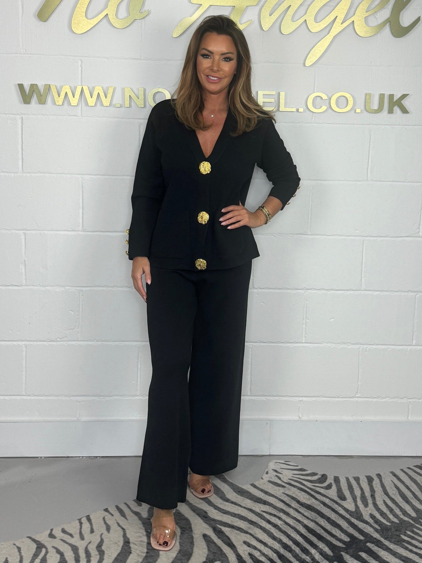 Completo Elegante in lana morbida e bottoni raffinati ✨